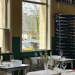 Cafe Modern Hotel *